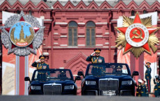 Il ministro della Difesa russo Sergei Shoigu saluta le truppe nella sfilata della Piazza Rossa.