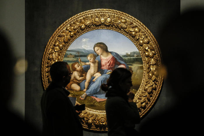 La 'Madonna con il bambino e San Giovannino' di Raffaello.