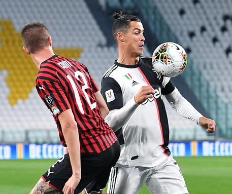 Cristiano Ronaldo si destreggia con il pallone davanti al difensore del Milan Andrea Conti.