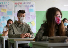 Studenti in aula con mascherina.