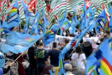 Maestri in piazza a Napoli per lo sciopero generale, nell'ultimo giorno di scuola, indetto dai sindacati per la stabilizzazione dei precari.