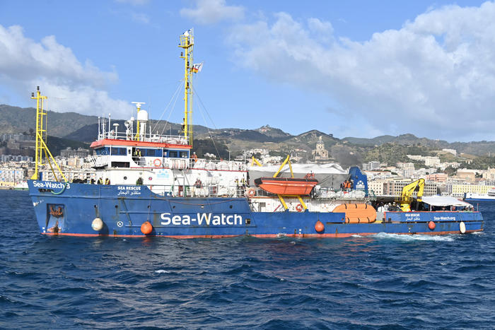 L'ingresso in porto della nave umanitaria tedesca Sea Watch 3. Messina, 27 febbraio 2020.