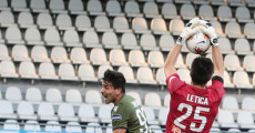 Il portiere della Spal, Letica prende il pallone su entrata dell'attacante del Cagliari Giovanni Simeone.