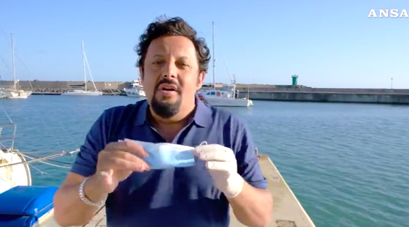 Frame video Ansa dello spot protagonizzato da Enrico Brignano sull'uso delle mascherine e guanti.