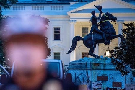 La statua equestre dell'ex presidente statunitense Andrew Jackson davanti alla Casa Bianca.