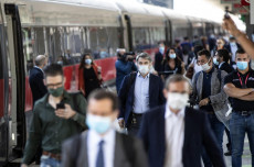 Persone con mascherine alla Stazione Termini di Roma