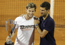 Novak Djokovic (d) con Dominic Thiem durante l'Adria Tour in Croazia.