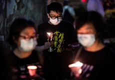 Alcuni ciitadini in veglia con candele nell'anniversario della strage di Tiennamen.