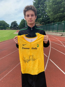Lo sprinter Filippo Tortu mostra la maglietta delle "fiamme gialle" autografiata.