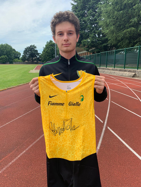 Lo sprinter Filippo Tortu mostra la maglietta delle "fiamme gialle" autografiata.
