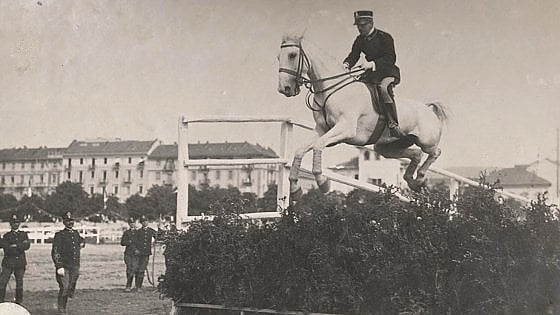 Il conte Gian Giorgio Trissino in sella ad Oreste nelle Olimpiadi di Parigi.