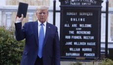 Il presidente statunitense Donald Trump mostra la Bibbia alle porte della St. John Episcopal Church,, davanti la Casa Bianca.