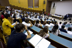 Studenti in aula prima del test di ammissione universitaria alla Sapienza in una foto d'archivio.