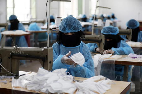 Donne yemenite producono mascherine in una fabbrica a Sanaa, Yemen.