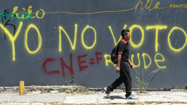 "Io non voto" e "CNE= frode" scritte in un graffiti di Caracas.