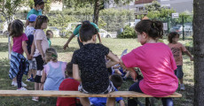 Alcuni bambini partecipano al centro estivo organizzato in un parco dalla scuola per l'infanzia ''In Crescendo'', Roma
