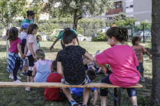 Alcuni bambini partecipano al centro estivo organizzato in un parco dalla scuola per l'infanzia ''In Crescendo'', Roma