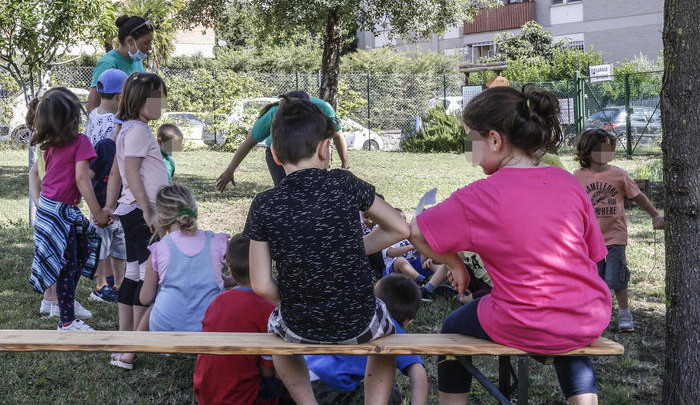 Alcuni bambini partecipano al centro estivo organizzato in un parco dalla scuola per l'infanzia ''In Crescendo'', Roma