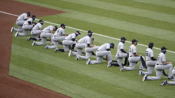 I giocatori dei Yankees di Nuova York in ginocchio, assecondando il movimento Black Lives Matter, prima di iniziare il campionato della Mayor League di Baseball