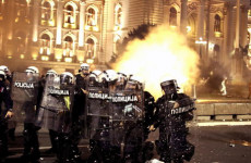 La polizia serba si scontra con i manifestanti durante una protesta davanti al parlamento di Belgrado.