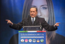 In una foto d'archivio Silvio Berlusconi durante la recente campagna elettorale in Emilia-Romagna.