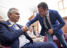 Il leader della Lega, Matteo Salvini, saluta Andrea Bocelli, al convegno sul coronavirus organizzato da Sgarbi e Siri a Roma