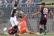 Luca Gagliano (S) segna il gol 1-0 contro la Juventus.