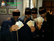 Frame del video della Guardia di Finanza che mostra i carabinieri arrestati.