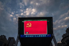 La bandiera cinese su uno schermo gigante a Pechino.