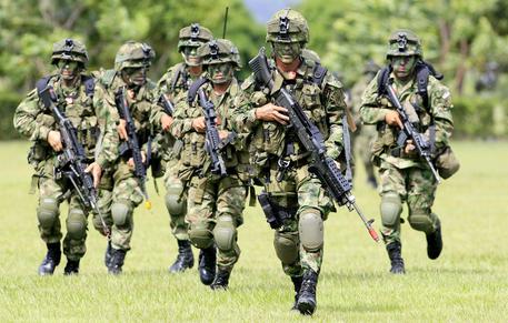 Militari dell'esercito colombiano corrono durante esercizi militari.
