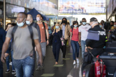 Persone con i volti coperti da mascherine sanitarie alla stazione Termini, Roma 1 giugno 2020.