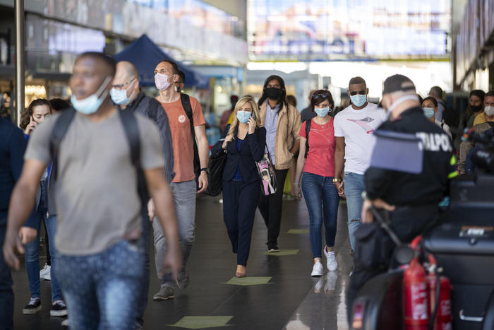 Persone con i volti coperti da mascherine sanitarie alla stazione Termini, Roma 1 giugno 2020.