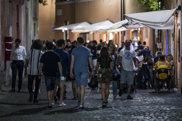 Coronavirus in Italia: turisti e romani a passeggio in una via di Trastevere, Roma.