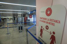 Misure anti-Covid, cartello all'aeroporto di Linate