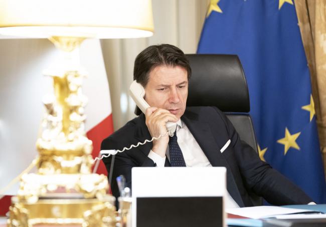 Il Presidente del Consiglio Giuseppe Conte al telefono nel suo studio a Palazzo Chigi.