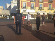 Coronavirus in Italia: controlli della Polizia Municipale nella piazzetta di Capri