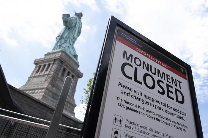 Coronavirus, a New York un cartello avvisa della chiusura dell'accesso alla Statua della Libertà
