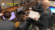 Un fermo immagine tratto da un video della guardia di finanza mostra l'operazione a Milano, 14 luglio 2020.