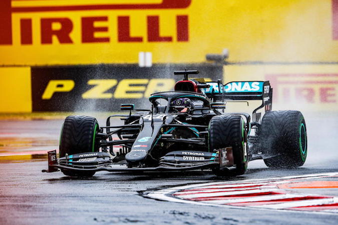 Lewis Hamilton con la sua Mercedes domina il Gp d'Ungheria.