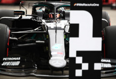 Il britannico Lewis Hamilton a bordo della su Mercedes all'arrivo delle prove nel Gp Ungheria.