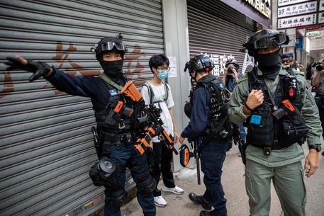 La polizia di Hong Kong arresta a un manifestante durante una protesta.