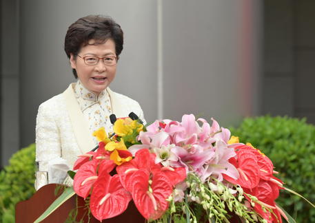 La governatrice di Hong Kong durante l'inaugurazione dell'Ufficio per la tutela della sicurezza nazionale del governo di Pechino nell'ex Metropark Hotel.