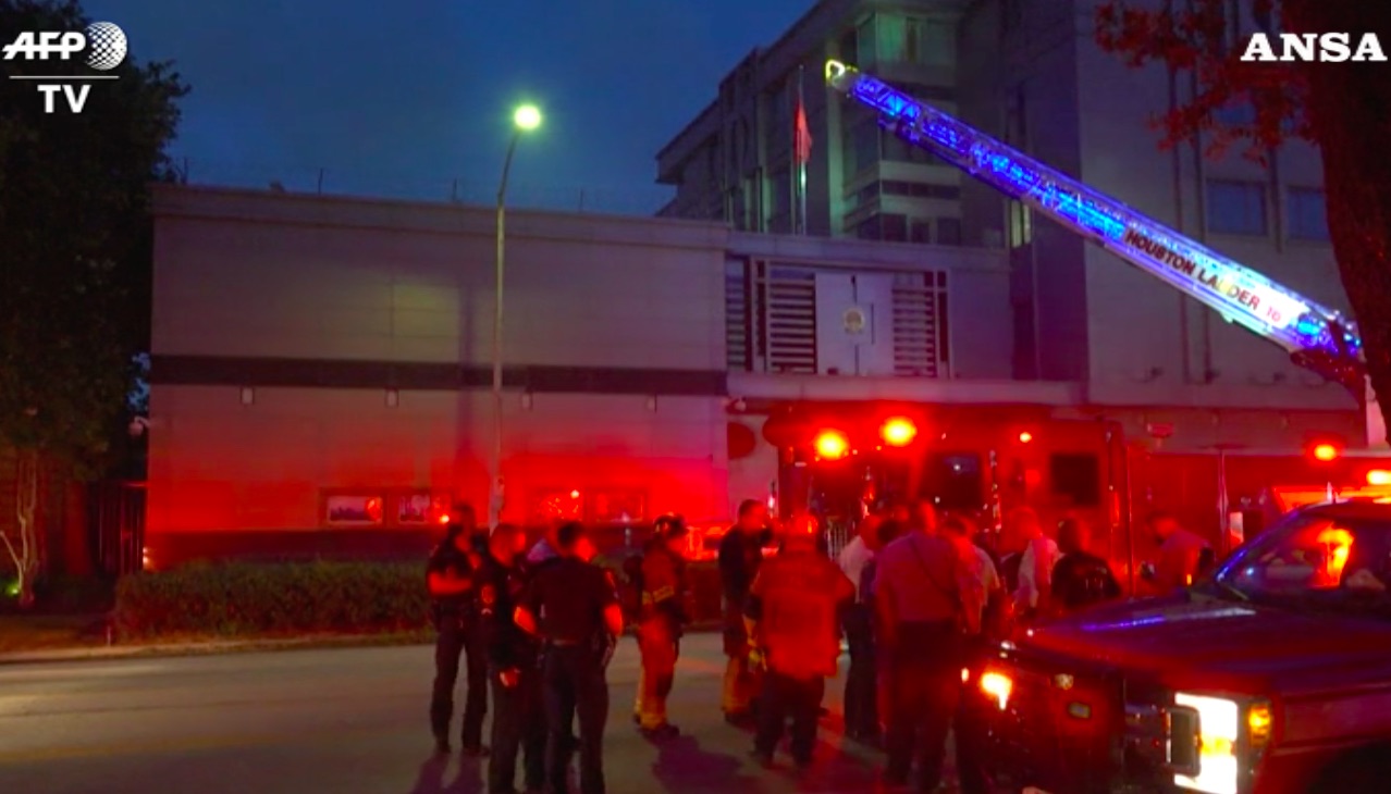 I vigili del fuoco di Houston intervengono a sedare le fiamme nel Consolato cinese.