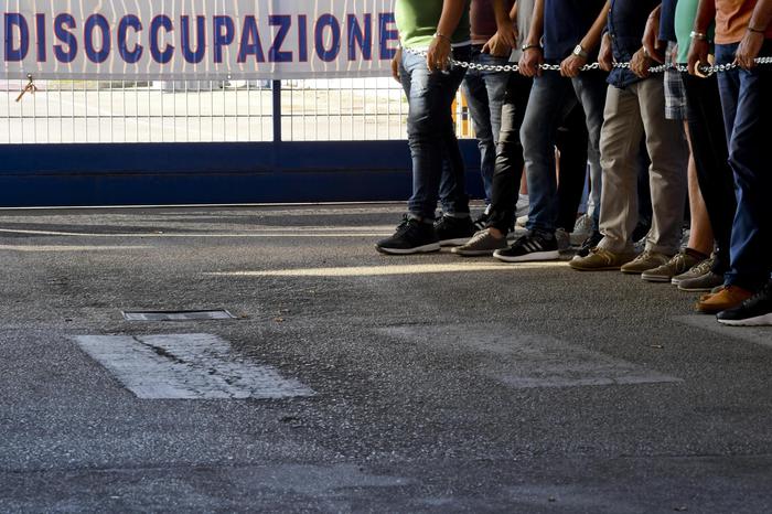 Il presidio dei 178 dipendenti di Atitech Manufacturing che si sono incatenati dinanzi allo stabilimento di Napoli chiedendo un incontro con i vertici aziendali