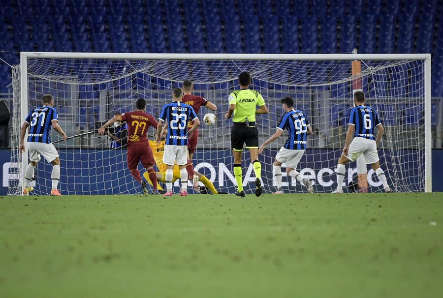 Henrikh Mkhitaryan mette a segno il gol del vantaggio della Roma contro l'Inter all'Olimpico