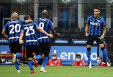 I compagni di squadra corrono verso Lautaro Martinez dopo il gol del 2-0 dell'Inter sul Napoli