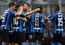 I giocatori dell'Inter si abbracciano dopo la vittoria sul Brescia.