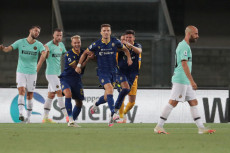 Darko Lazovic festeggia il gol dell'1-0 del Verona contro l'Inter.