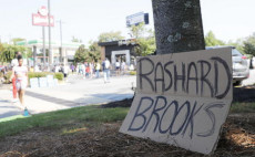 Un cartello con il nome dell'afroamericano Rashard Brooks ucciso dalla polizia vicino ad un ristorante Wendy's in Atlanta, Georgia,