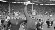 Jack Charlton alza la Coppa del Mondiale Wembley '66.